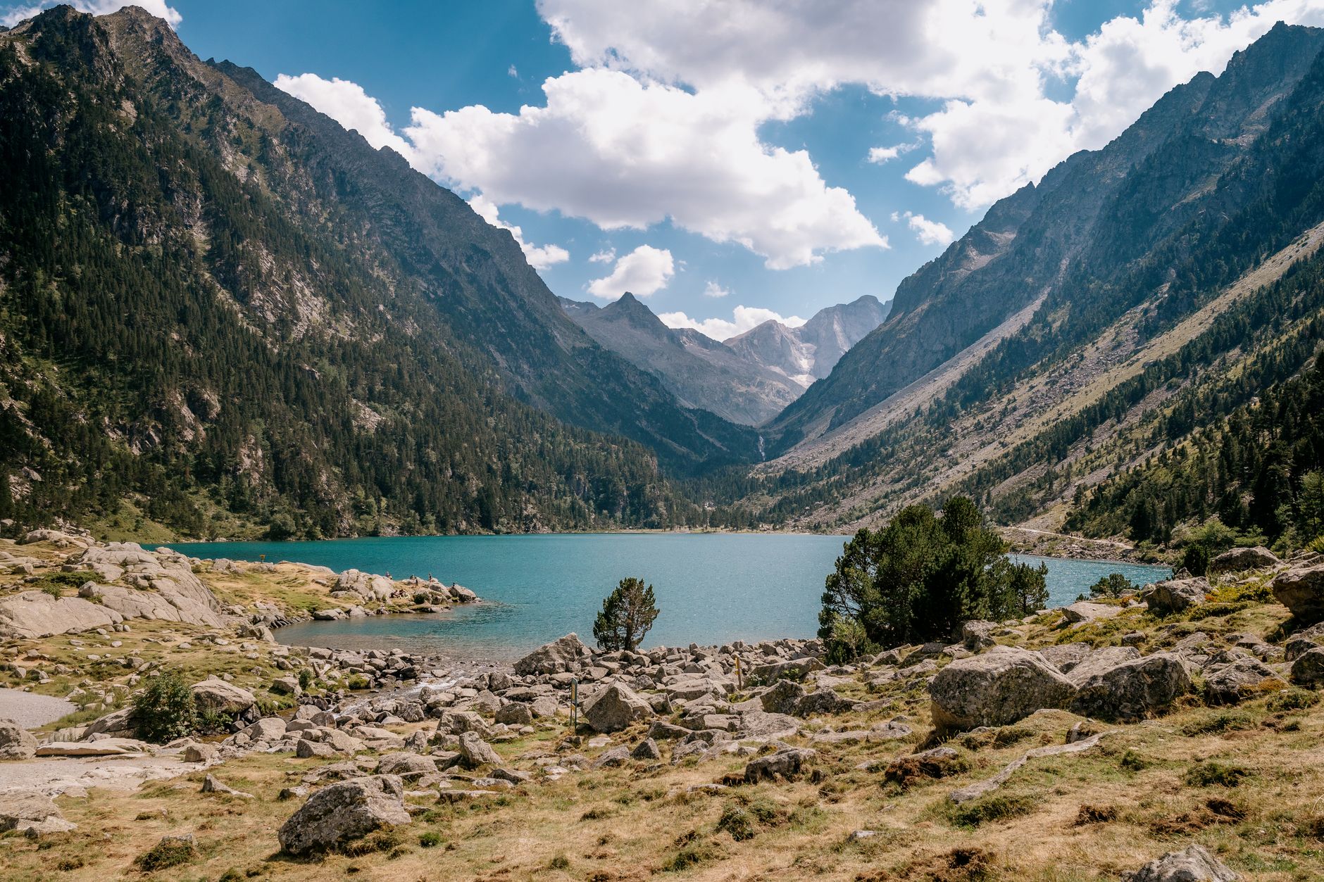 Montagnes et lac pur
